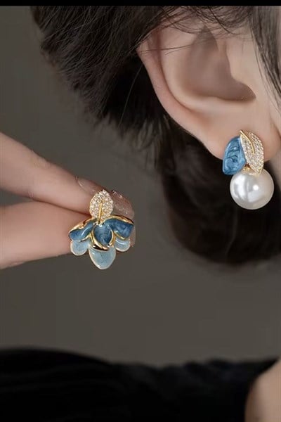 Kadın Küpe Mavi Mineli Asimetrik Çiçek İnci Detay Premium Kadın Küpe