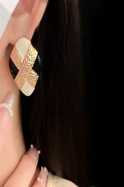 Kadın Küpe Özel Seri İthal Gold İşleme Siyah Beyaz Vintage Küpe