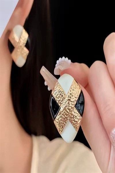 Kadın Küpe Özel Seri İthal Gold İşleme Siyah Beyaz Vintage Küpe
