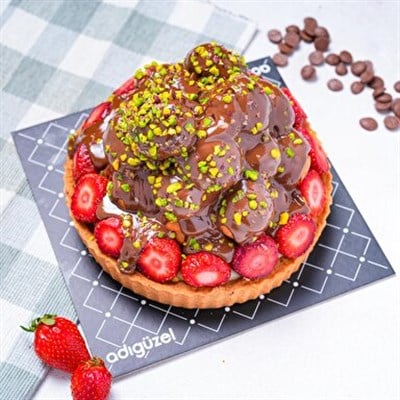 ÇİLEKLİ ÇİKOLATALI TART PASTA