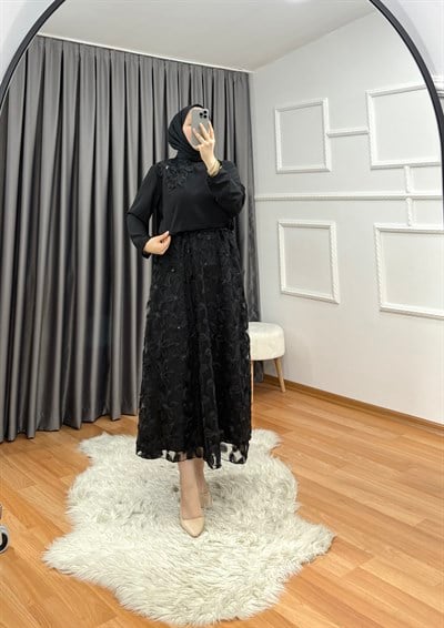 GÜL ETEKLİ TAKIM SİYAH