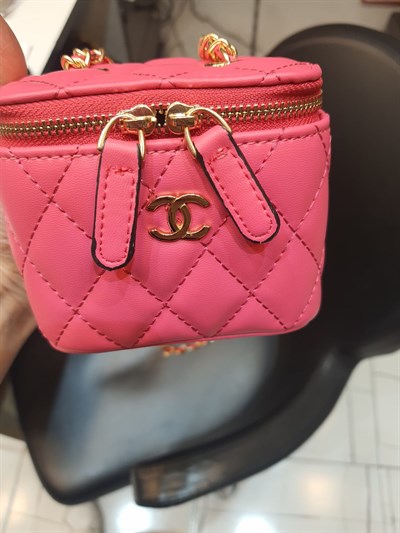 CHANEL DERİ TASARIM MAKYAJ ÇANTASI  PASLANMAZ ÇELİK/HAKİKİ DERİ KULLANILMIŞTIR.
