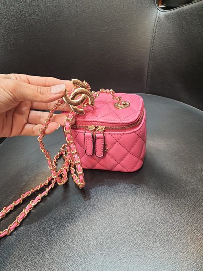CHANEL DERİ TASARIM MAKYAJ ÇANTASI  PASLANMAZ ÇELİK/HAKİKİ DERİ KULLANILMIŞTIR.