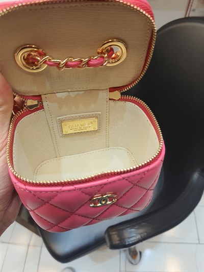 CHANEL DERİ TASARIM MAKYAJ ÇANTASI  PASLANMAZ ÇELİK/HAKİKİ DERİ KULLANILMIŞTIR.