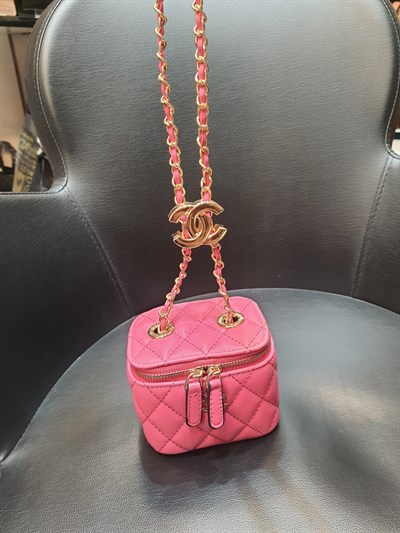 CHANEL DERİ TASARIM MAKYAJ ÇANTASI  PASLANMAZ ÇELİK/HAKİKİ DERİ KULLANILMIŞTIR.