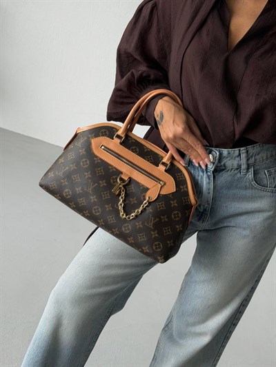 LOUIS VUITTON Deri İthal Çanta Paslanmaz Çelik malzeme kullanarak tasarlanmıştır