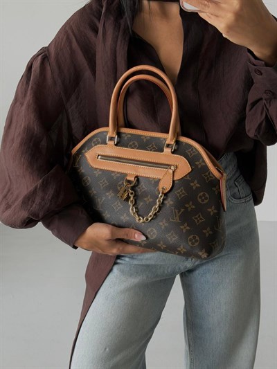 LOUIS VUITTON Deri İthal Çanta Paslanmaz Çelik malzeme kullanarak tasarlanmıştır