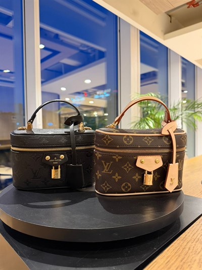 LOUIS VUITTON Hakiki deri paslanmaz çelik aksesuarlı çift askılı makyaj çantası