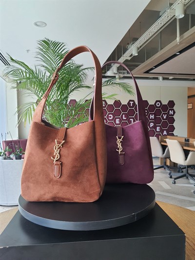 YVES SAINT LAURENT Süet Gold Aksesuarlı Toz Torbalı Çanta