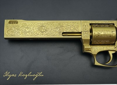 Rossi Cyclops 357. Magnum Gravür Çalışması - Parlak Sarı Titanyum Kaplama
