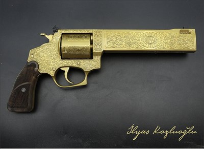 Rossi Cyclops 357. Magnum Gravür Çalışması - Parlak Sarı Titanyum Kaplama