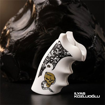 Colt Python Beyaz Pleksi Kabza Özel Tasarım Kuru Kafa Desenli Sarı Pirinç Kuru Kafa Logolu