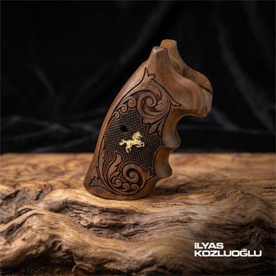 Colt Python Ceviz Kabza Tam Yüzey Desenli Sarı Pirinç At Logolu