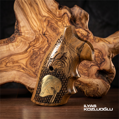 Colt Python Ceviz Kabza Tam Yüzey Özel Tasarım Desenli Sarı Pirinç Özel Figürlü
