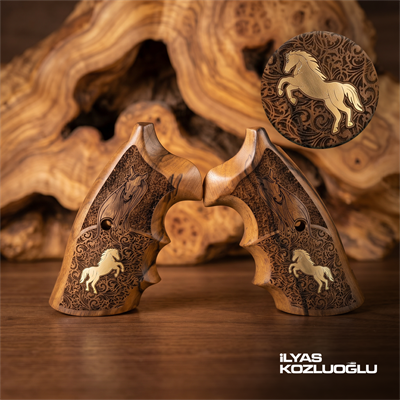 Colt Python Ceviz Kabza Tam Yüzey Özel Tasarım Desenli Sarı Pirinç At Logolu