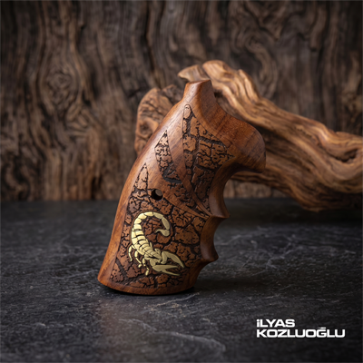 Colt Python Gül Ağacı Kabza Tam Yüzey Özel Tasarım Desenli Sarı Pirinç Akrep Logolu