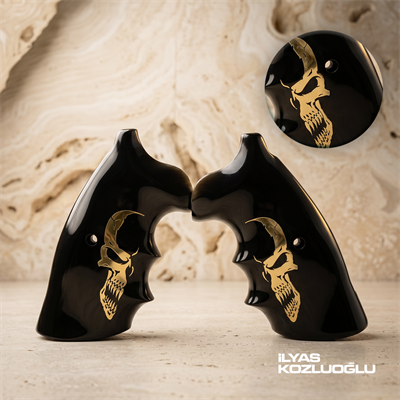Colt Python Siyah Pleksi Kabza Yüzey Desensiz Özel Tasarım Sarı Pirinç Kuru Kafa Logolu