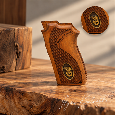 Smith & Wesson 3913 TSW Ceviz Kabza Tam Yüzey Desenli Üzerinde Sarı Pirinç Kobra Logolu