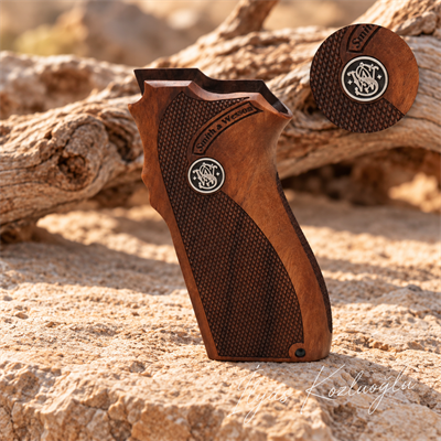Smith & Wesson 5904 - 5906 Ceviz Kabza Tam Yüzey Desenli Üzerinde Gümüş Renk Smith & Wesson Logolu