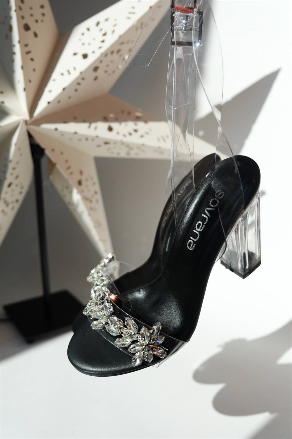 Lola Model Tek Bant Taşlı Kalın Topuklu Ayakkabı Siyah