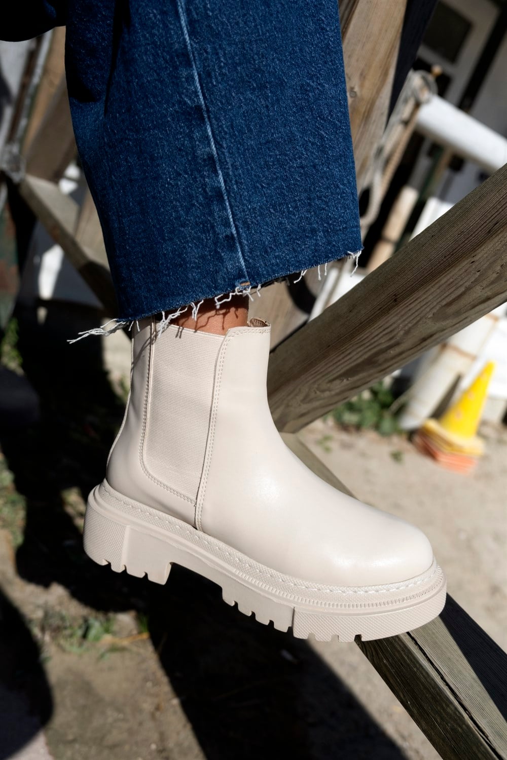 Nario Model Lastik Detaylı Kalın Tabanlı Bot Bej