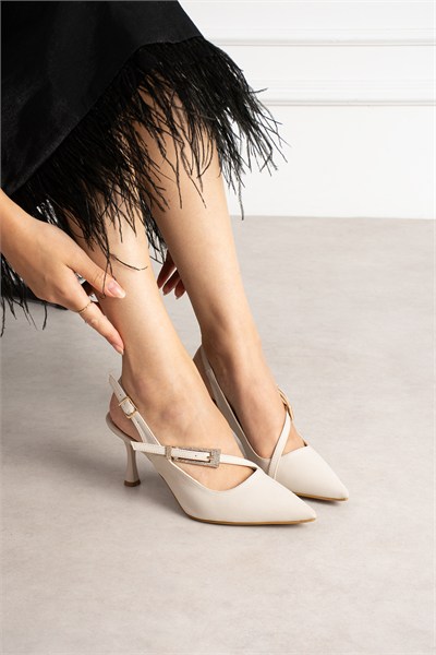MERVA Kadın Bej Saten Sivri Burun Taşlı Toka Detaylı Çapraz Bantlı 7 Cm İnce Topuklu Slingback Abiye Ayakkabı
