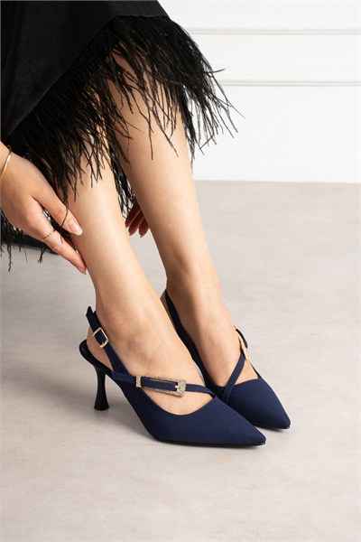 MERVA Kadın Lacivert Saten Sivri Burun Taşlı Toka Detaylı Çapraz Bantlı 7 Cm İnce Topuklu Slingback Abiye Ayakkabı