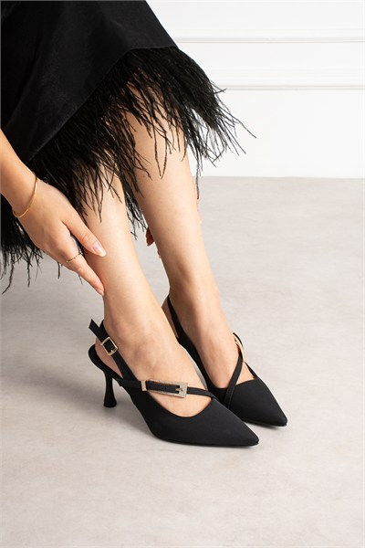 MERVA Kadın Siyah Saten Sivri Burun Taşlı Toka Detaylı Çapraz Bantlı 7 Cm İnce Topuklu Slingback Abiye Ayakkabı