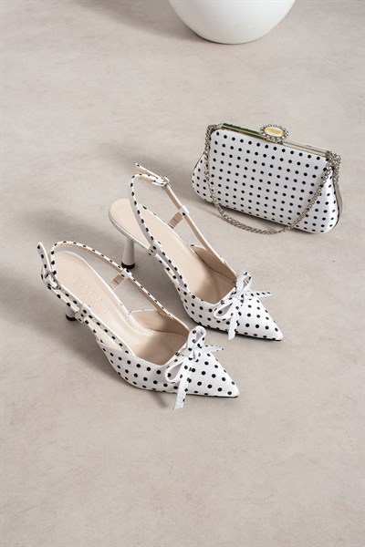 POLKIA Puantiye Desenli Beyaz Saten Fiyonk Detaylı Sivri Burun Slingback 7 cm İnce Topuklu Ayakkabı ve Zincir Askılı Çanta Seti
