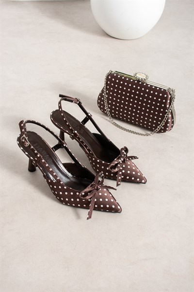 POLKIA Puantiye Desenli Kahve Saten Fiyonk Detaylı Sivri Burun Slingback 7 cm İnce Topuklu Ayakkabı ve Zincir Askılı Çanta Seti