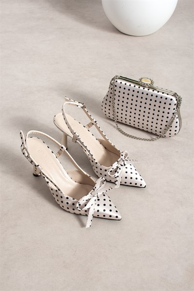 POLKIA Puantiye Desenli Krem Saten Fiyonk Detaylı Sivri Burun Slingback 7 cm İnce Topuklu Ayakkabı ve Zincir Askılı Çanta Seti