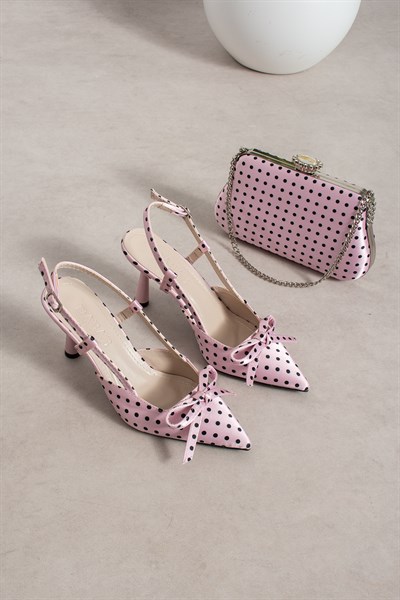 POLKIA Puantiye Desenli Pudra Saten Fiyonk Detaylı Sivri Burun Slingback 7 cm İnce Topuklu Ayakkabı ve Zincir Askılı Çanta Seti