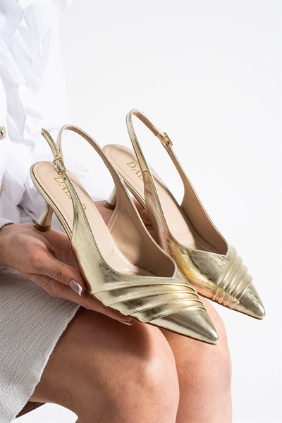 ZEYNY Kadın Gold Sivri Burun Slingback 6 cm İnce Topuk Ön Pile Detaylı Parlak Rugan Ayakkabı