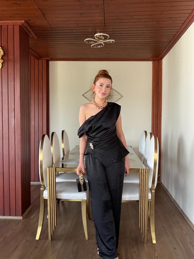 BROŞ DETAYLI SİYAH TAKIM