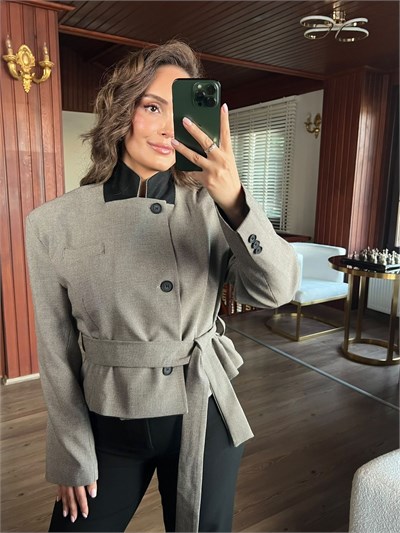 Siyah Kısa Kemerli Pötikareli Ceket
