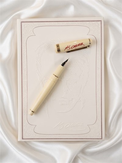Victorias Journals Atatürk  - Özel Seri Defter Ve Metal Kalem Seti. Kutulu-Portre- Beyaz