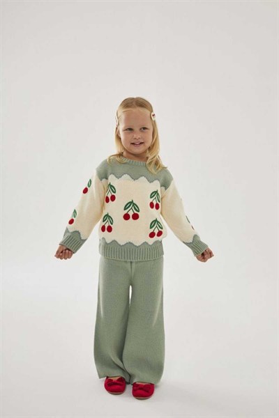 Neo Kids Kız Çocuk Triko Takım – Kiraz Desenli Mint Yeşili ve Krem Oversize Kazak & Pantolon
