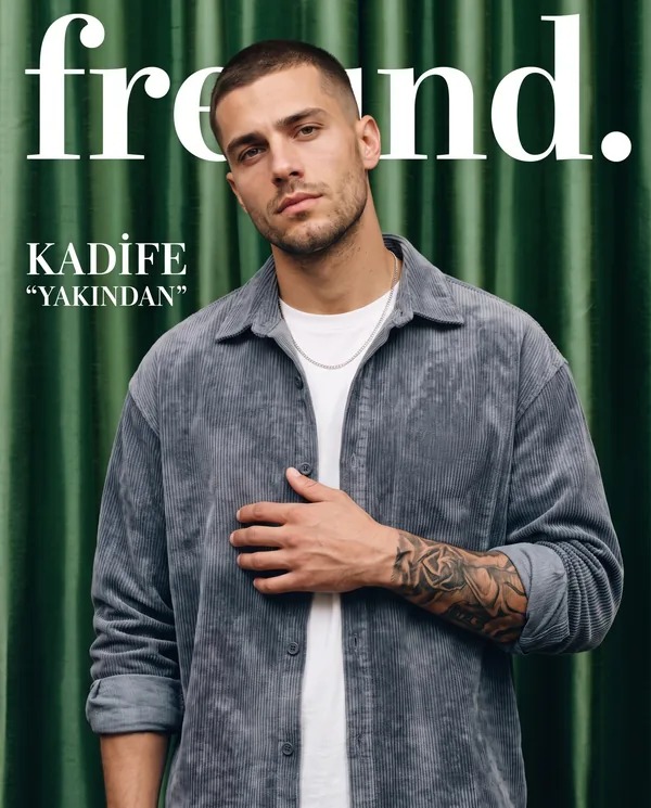 freund. Dergi, Sayı 03 kapağı: Kadife, yakından. Arduvaz kadife gömlekli model, yeşil kadife perde önünde.