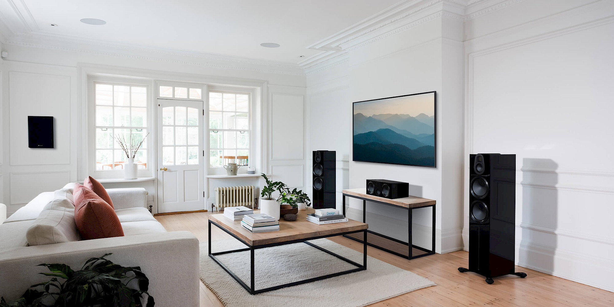 Hi-Fi sistemle müzik dinleme odası, kule tipi hoparlörler, stereo amfi ve pikap sistemi