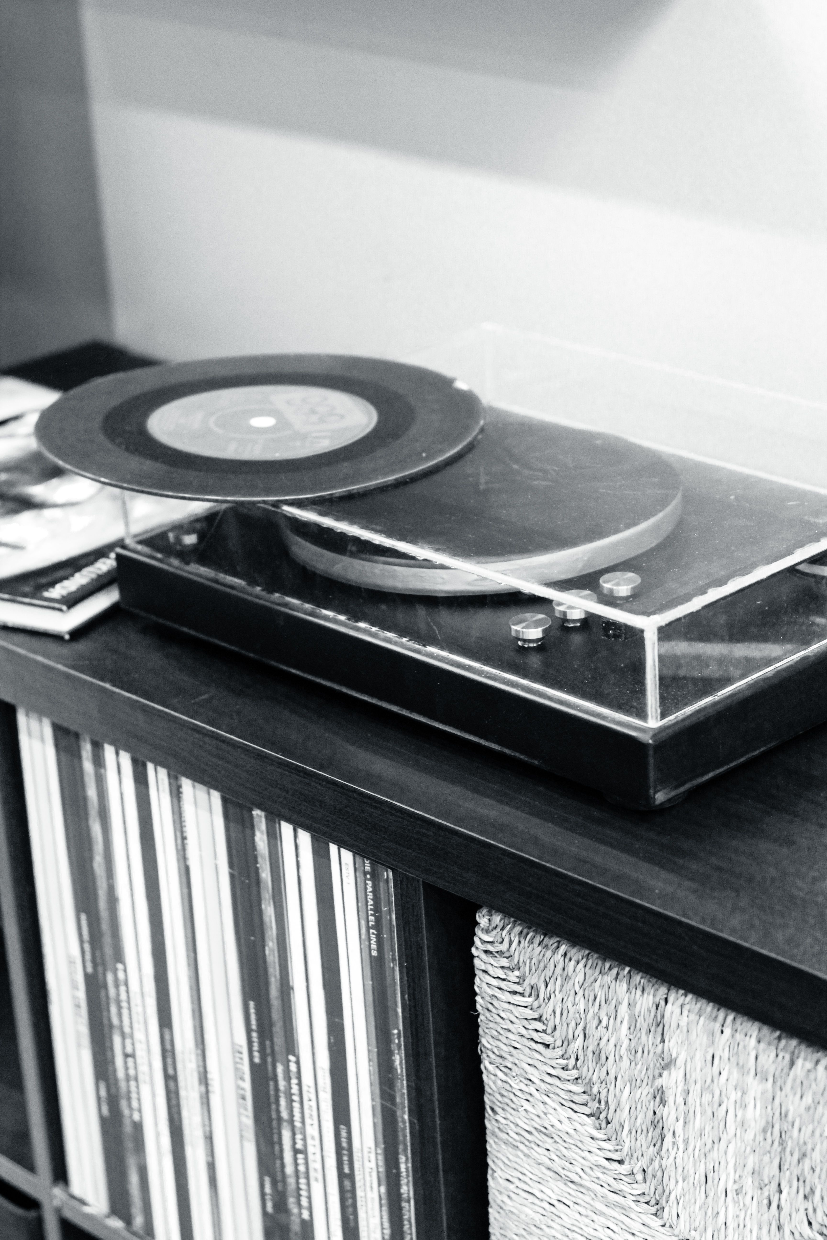 Vinil Plak Çalar (Turntable) Seçimi: İlk Pikabınızı Alırken Bilmeniz Gerekenler