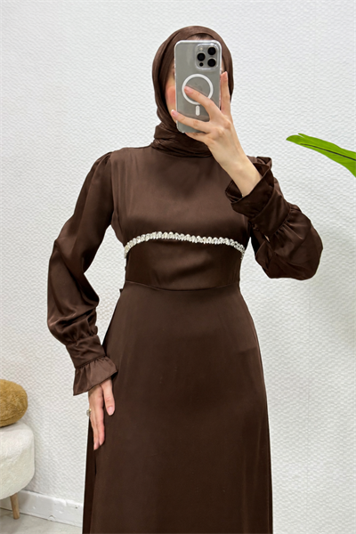 Ahur Taşlı Kolları Fırfırlı Saten Tesettür Abiye- Kahverengi