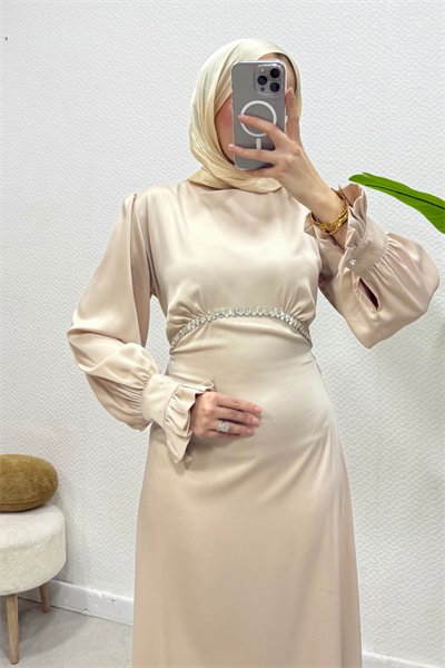 Ahur Taşlı Kolları Fırfırlı Saten Tesettür Abiye- Krem