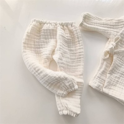 Ekru Müslin 5 Parça Bebek Takımı | Kimono Üst, Alt, Önlük, Eldiven, Şapka