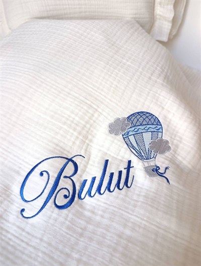 İsimli Müslin Yenidoğan Seti – %100 Pamuk, Fırfırlı Battaniye, Yastık ve Tulum