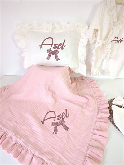 İsme Özel Fırfırlı 6lı Müslin Hastane Çıkış Seti – Pembe & Ekru | %100 Pamuk, Nakışlı