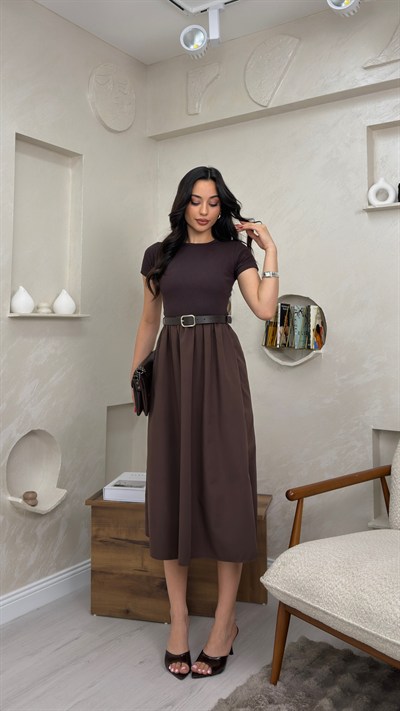KEMERLİ PİLELİ MİDİ ETEK ELBİSE- KAHVE