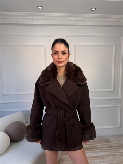 Kürk Yaka ve Manşetli Kuşaklı Kısa Kaban - KAHVE