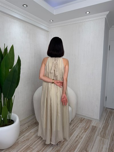 Halter Yaka Dantel Şeritli Arkası Bağlamalı Parlak Dokuma Maxi Elbise - TAŞ
