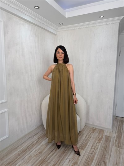 Halter Yaka Dantel Şeritli Arkası Bağlamalı Parlak Dokuma Maxi Elbise - OLİVE