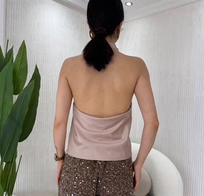 Degaje Yaka Sırt Dekolteli Saten Bluz - BEJ
